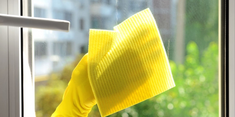 34823373 - cleaning windows with special rag