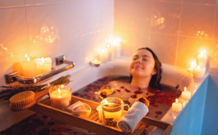domácí večerní wellness ve vaně při svíčkách