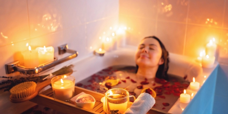 domácí večerní wellness ve vaně při svíčkách